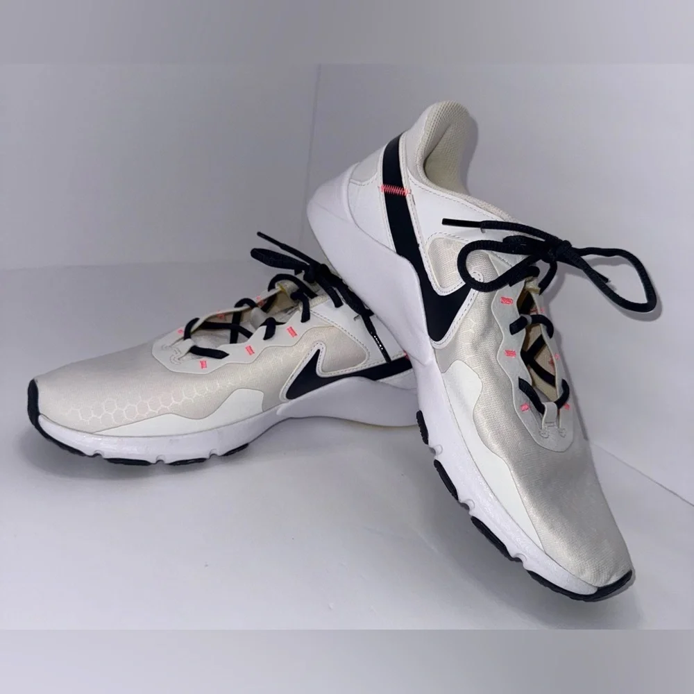 Nike Legend Essential 2 Women’s Training Sneakers White/Black Size 11.5 NWOT